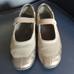 AEROSOLES Silver Mary Jane Shoes (sz 9)